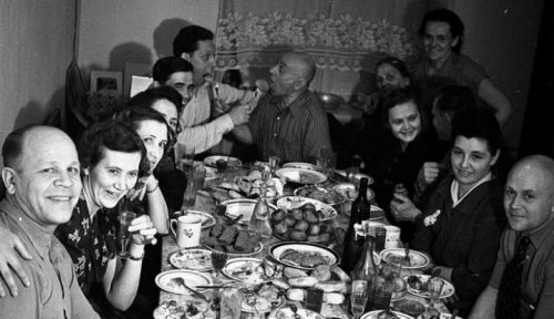 Наш стол на Новый Год в 1987 году. Разве плохо жили в то время?
