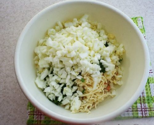 Крабовый салат «Дракон» с яблоком и плавленым сыром: ярко, празднично и вкусно