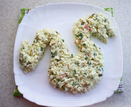 Крабовый салат «Дракон» с яблоком и плавленым сыром: ярко, празднично и вкусно