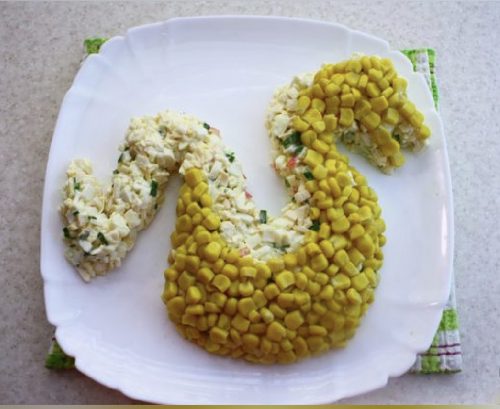 Крабовый салат «Дракон» с яблоком и плавленым сыром: ярко, празднично и вкусно