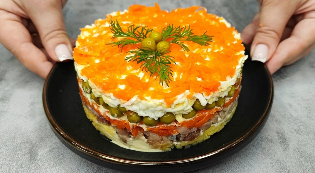 Невероятно вкусный и яркий салат «Лисья шубка»: отлично подходит на праздничный или ежедневный стол (готовится из простейших продуктов)