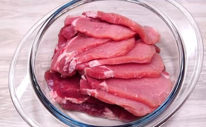Горячее которое я готовлю на новогодний стол больше 3 лет: сразу мясо и гарнир (делюсь рецептом)