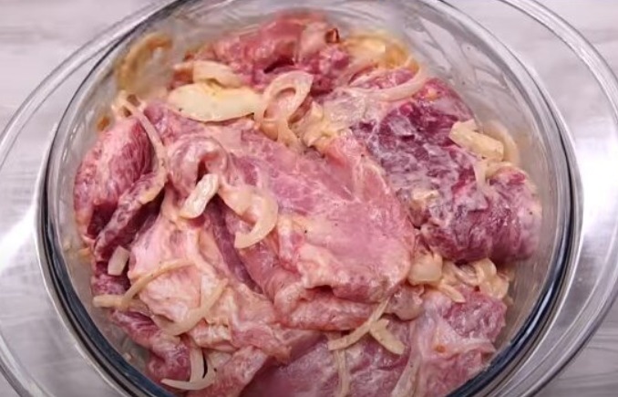 Горячее которое я готовлю на новогодний стол больше 3 лет: сразу мясо и гарнир (делюсь рецептом)