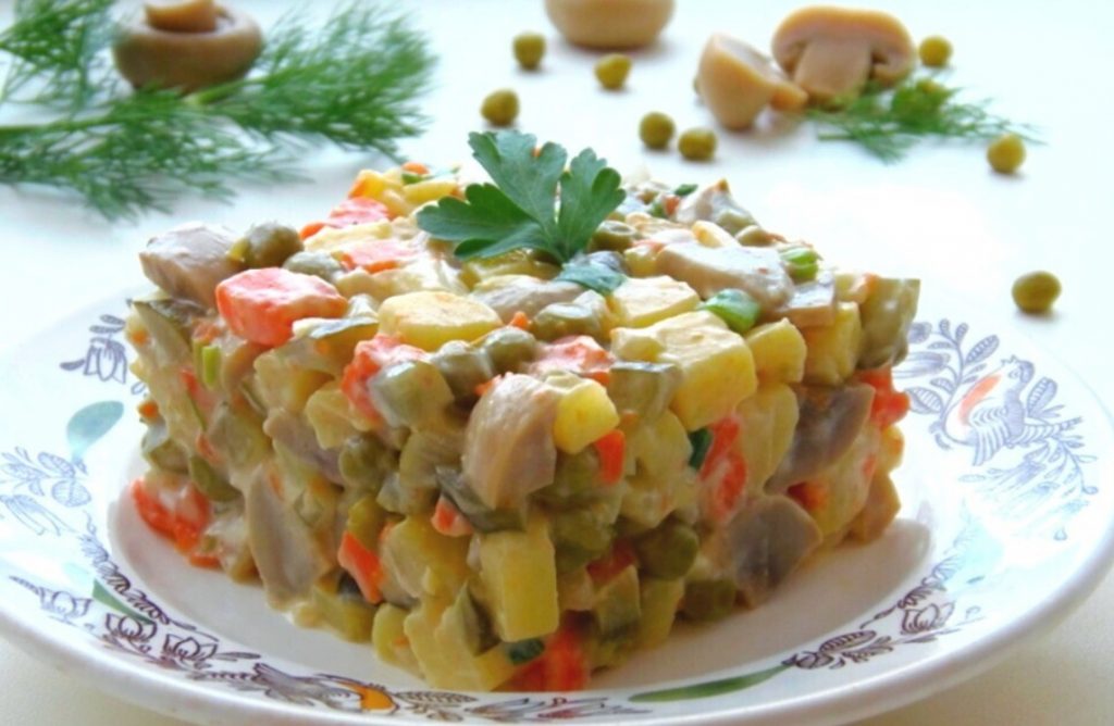 «Оливье» без колбасы и мяса. Любимый салат по-новому