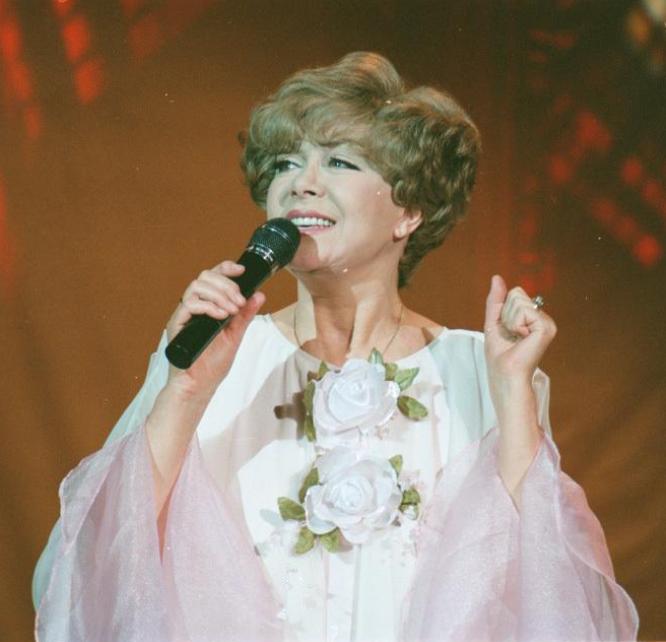 Облысела и едва передвигается. Какой сейчас стала 86-летняя Эдита Пьеха