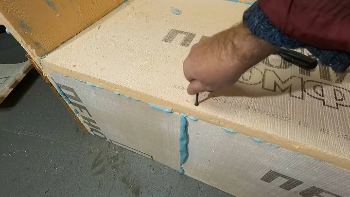 Дешевле, чем из доски, а выглядит и служит великолепно. Неожиданный материал для садового дивана
