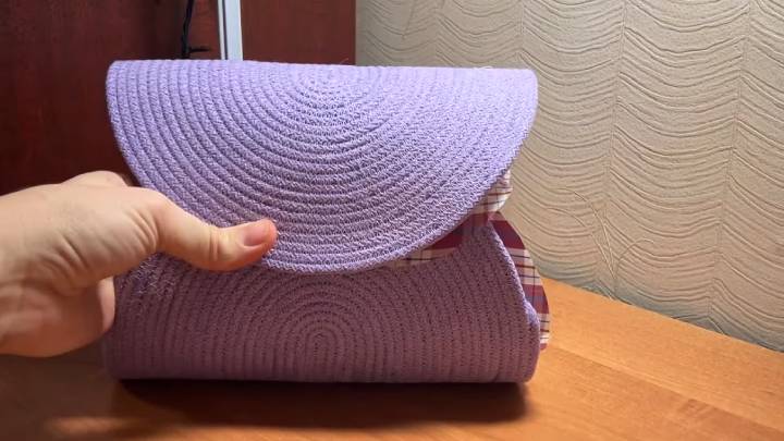 Шью овал из шнура и складываю пополам. Трендовая вещица на машинке
