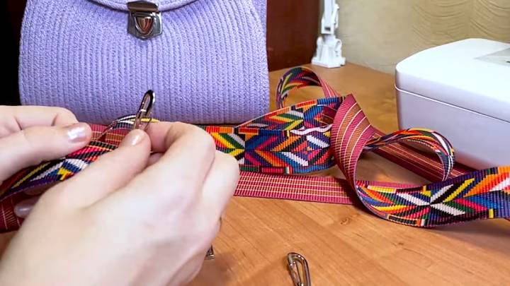 Шью овал из шнура и складываю пополам. Трендовая вещица на машинке
