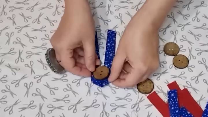 Доработала дешёвые полотенчики из хозяйственного. Теперь ими удобно пользоваться на кухне
