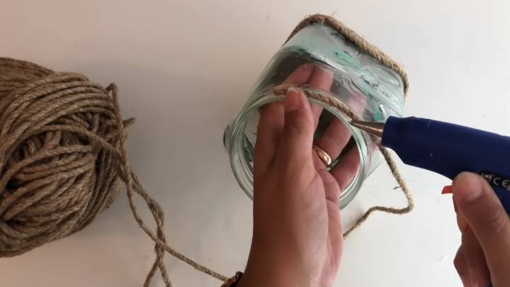 Из таких разукрашенных баночек можно сделать коллекцию, где хранить чай/специи, а можно — оригинальный светильник