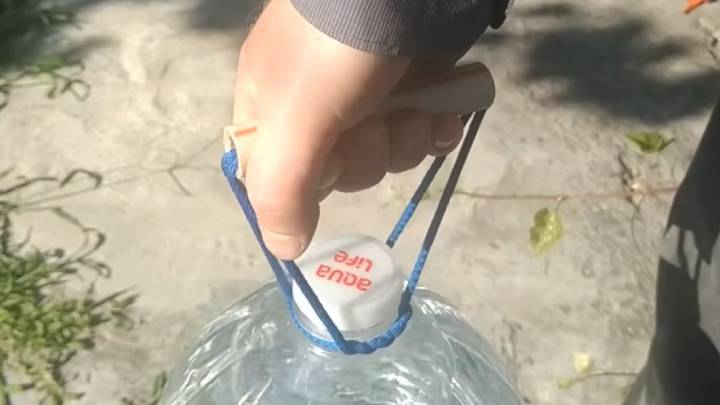 Необходимая приспособа. Вечная ручка на большую пластиковую бутылку