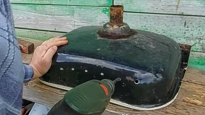 И не подумаю выбросить старую раковину. Отличная самоделка для дачи