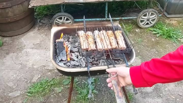 И не подумаю выбросить старую раковину. Отличная самоделка для дачи