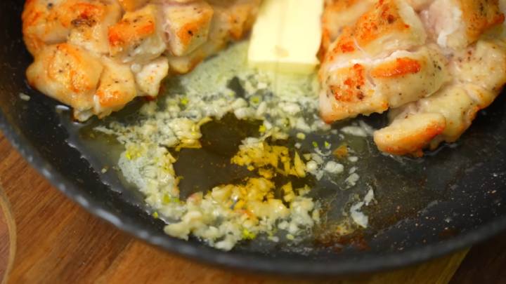 Мясо нежное как масло, можно есть губами! Куриная грудка на сковороде