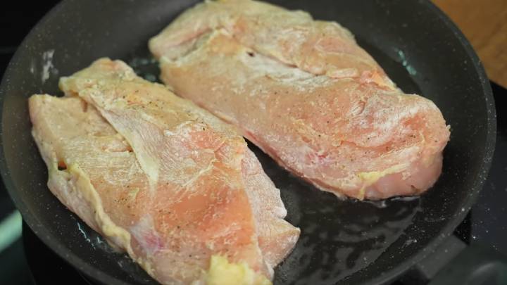 Мясо нежное как масло, можно есть губами! Куриная грудка на сковороде
