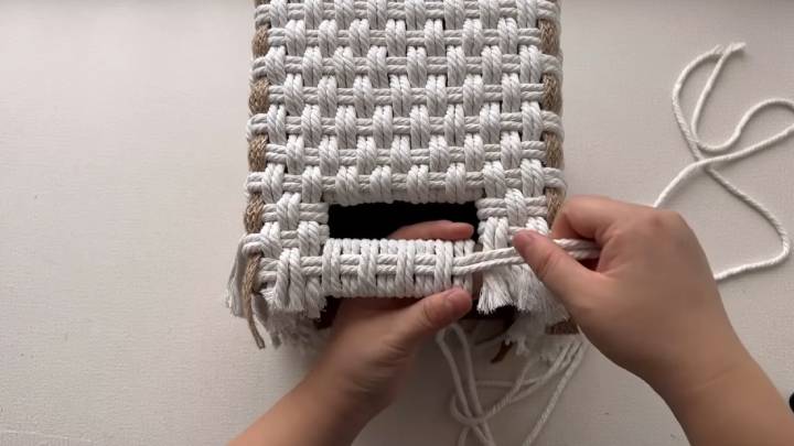 Стоит ли покупать в магазине корзины для хранения, которые стоят немалых денег. Беру шпагат, картон и делаю сама