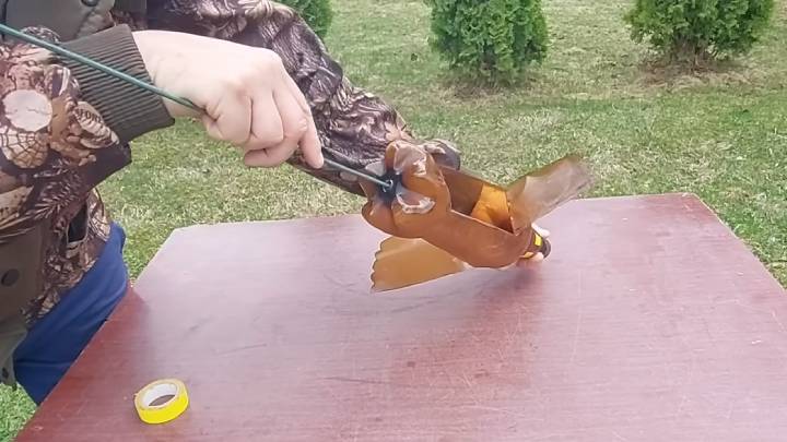 Ветряк сокол из пластиковой бутылки для отпугивания птиц и кротов