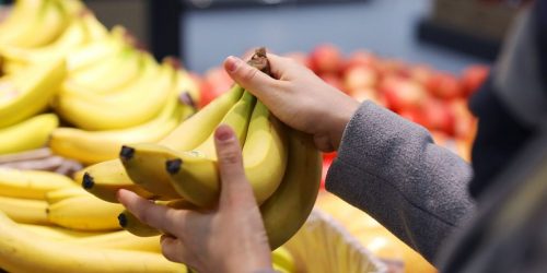 У меня даже спелые бананы не чернеют по 2 недели. Подруга из супермаркета поделилась секретом, как нужно хранить