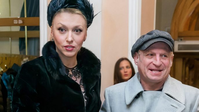 Полякова показала 60-летнего мужа и дочек возле новогодней елки