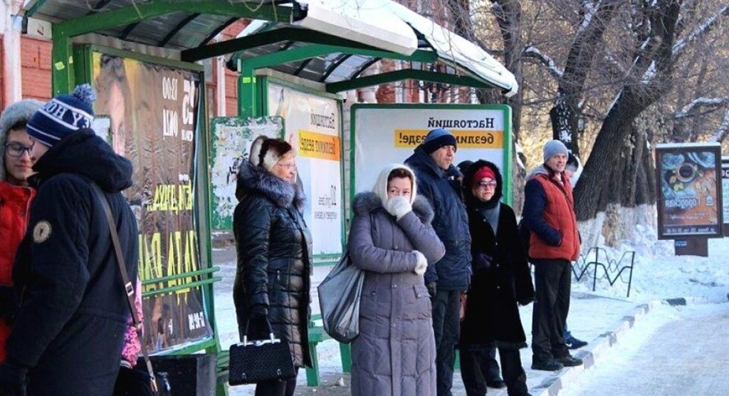 У меня на остановке теперь руки и ноги не мерзнут: даже в минус 35. Муж инженер, подсказал, что надо засунуть в варежку