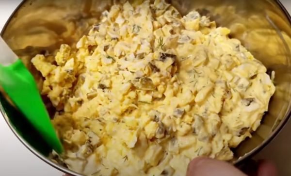 Салат из крутых яиц и маринованных огурцов