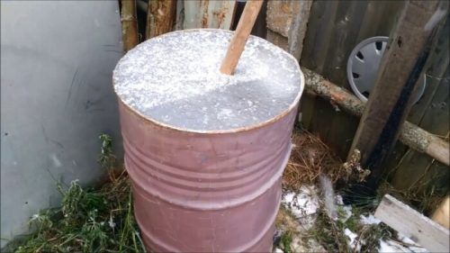 Чтобы бочки с водой на даче не лопались от холода пользуюсь 2-мя хитростями