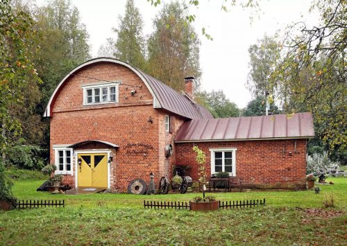 51-летняя женщина выкупила старую мельницу и сделала из нее дом мечты