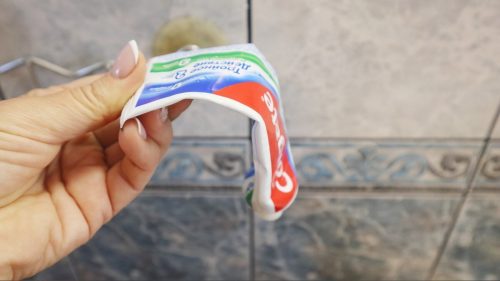 Жалею, что раньше этого не знала. Зачем я храню крышечки от сметаны и что у меня в холодильнике делает мокрая газета