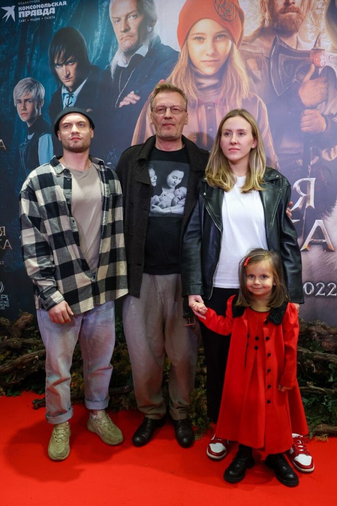 Усыновил мальчиков из детдома, воспитал дочь жены как родную. Фото наследников Серебрякова
