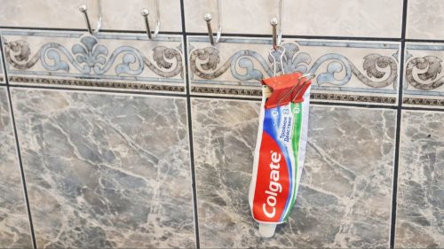 Жалею, что раньше этого не знала. Зачем я храню крышечки от сметаны и что у меня в холодильнике делает мокрая газета