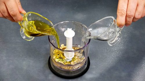Мои даже самые обычные овощные салаты получаются вкуснее ресторанных. Все дело в заправке