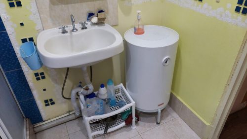 «А мы давно так ставим и не мучаемся»: почему неправильный монтаж водонагревателя выгоднее и долговечнее