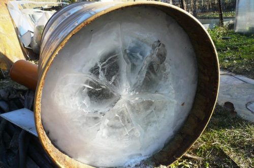 Чтобы бочки с водой на даче не лопались от холода пользуюсь 2-мя хитростями