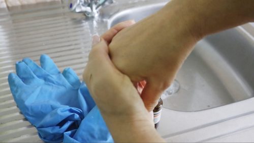 Жалею, что раньше этого не знала. Зачем я храню крышечки от сметаны и что у меня в холодильнике делает мокрая газета
