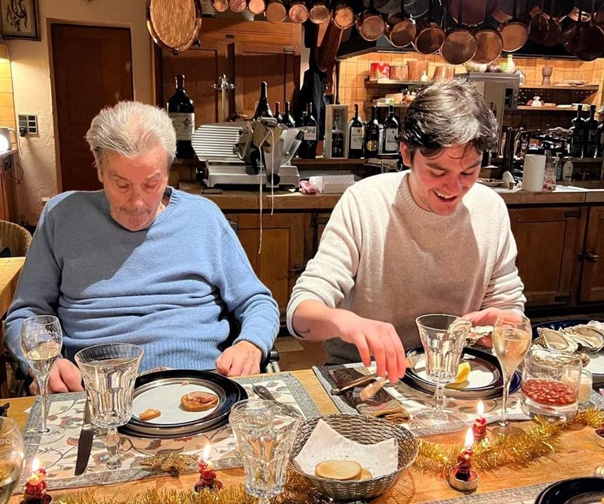 Родные 88-летнего Делона запечатлели легенду кино за рождественским ужином