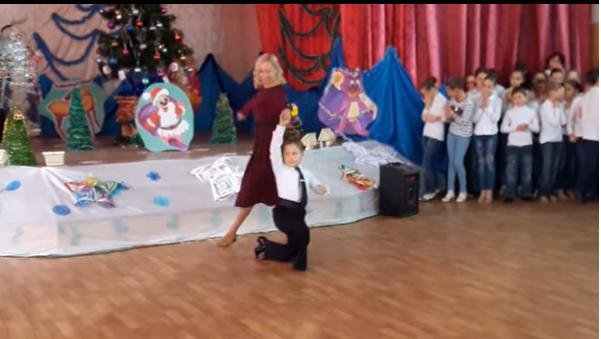 Мальчик со своей мамой очень красиво станцевали вальс – вы должны это видеть