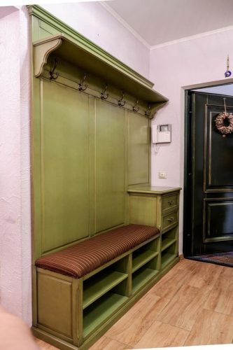 Особо ценится, если в прихожей есть где присесть. Компактные прихожие, добавляющие уюта