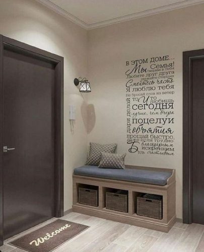 Особо ценится, если в прихожей есть где присесть. Компактные прихожие, добавляющие уюта