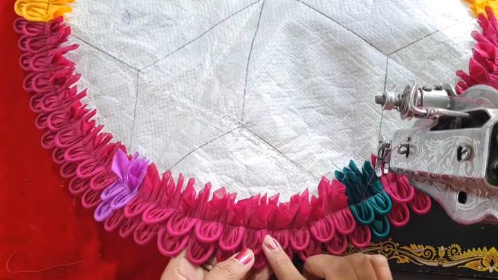 Не выбрасывала ни кусочка ткани: скручиваю их и шью в технике «Лепестки»