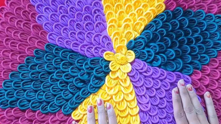 Не выбрасывала ни кусочка ткани: скручиваю их и шью в технике «Лепестки»