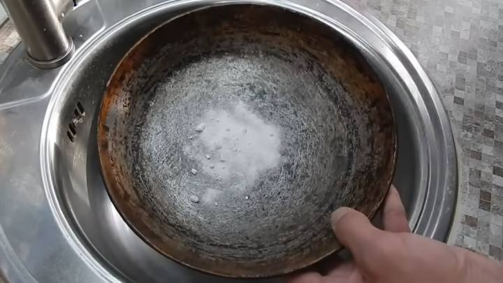 Жарю блины и яичницу без масла. К сковороде ничего не прилипает