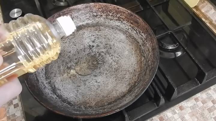 Жарю блины и яичницу без масла. К сковороде ничего не прилипает