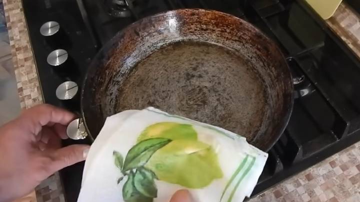 Жарю блины и яичницу без масла. К сковороде ничего не прилипает
