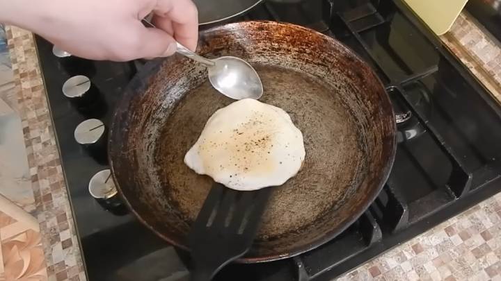Жарю блины и яичницу без масла. К сковороде ничего не прилипает