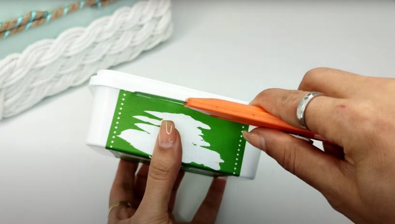 Взяла старую коробку и шнур и сделала красивую корзинку, которая теперь стоит в ванной