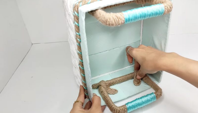 Взяла старую коробку и шнур и сделала красивую корзинку, которая теперь стоит в ванной