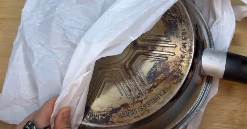 Моим лайфхаком теперь пользуются все подруги: рассказываю, как легко очистить сковороды от нагара