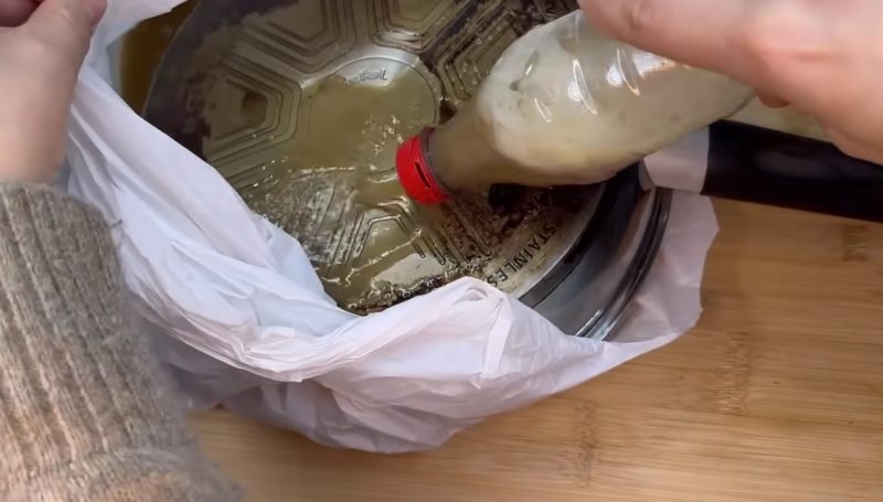 Моим лайфхаком теперь пользуются все подруги: рассказываю, как легко очистить сковороды от нагара