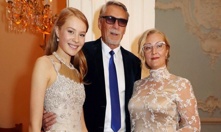 «Нашёл своё счастье со вдовой друга на 23 года моложе»: как выглядит супруга актера Александра Михайлова
