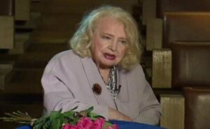 Ни детей, ни мужа, ухаживают сиделки. Кто отправил Доронину в дом престарелых и как ей там живется